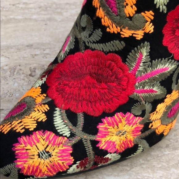 ***8.5 LAST PAIR!!!*** Embroidered Bootie NIB - Picture 2 of 8
